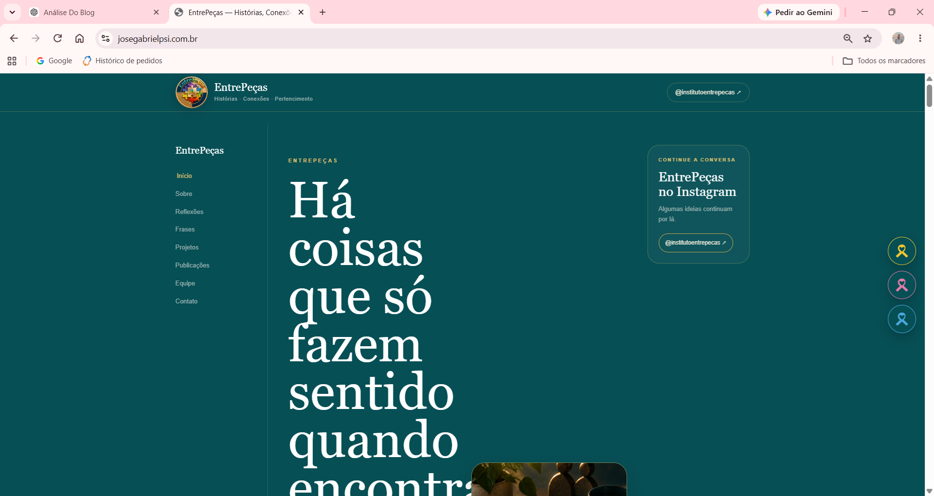 Imagem de ideias, planejamento e criação com lâmpada, caderno e café.